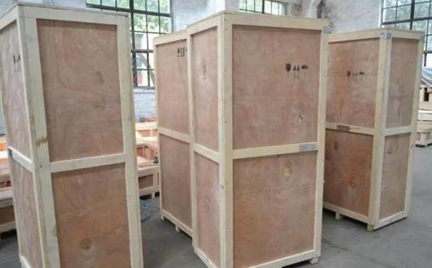 现在很多厂家出口的木制包装箱,都比较喜欢使用人造板作为原材料,而